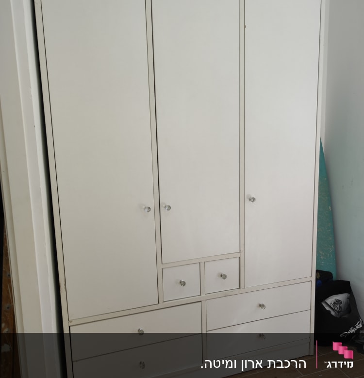 ארון לבן עם דלתות ומגירות, ידיות עגולות